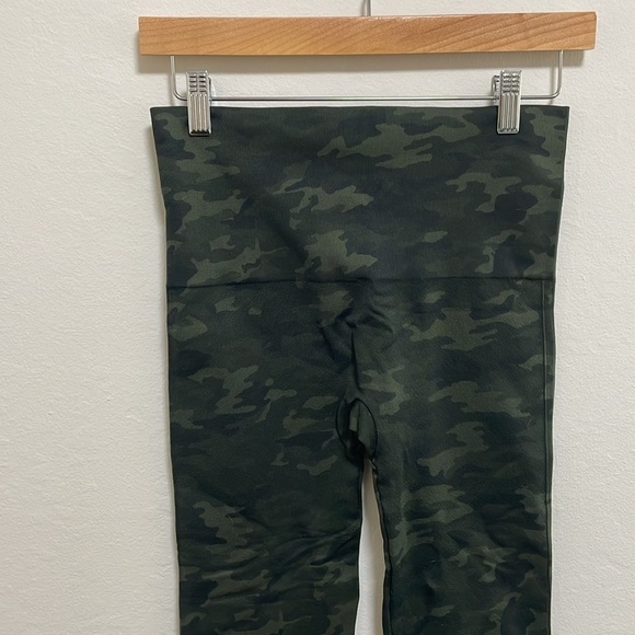 Spanx Seamless Green Camo Leggings Size Large - Picture 2 of 4